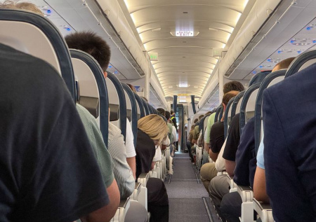 Несколько десятков россиян вынужденно «захватили» самолет в Казахстане