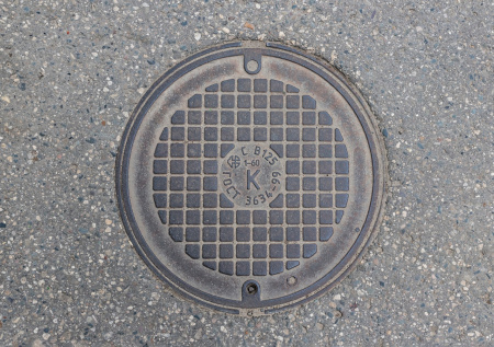 В Подмосковье девушка бросила в машину крышку канализационного люка
