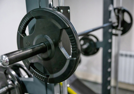 Фитнес-тренер из Подмосковья «поймал» лицом 100-килограммовую штангу