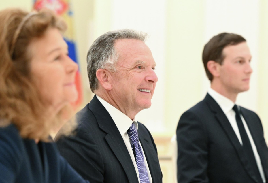 Спецпосланник президента США Стив Уиткофф (в центре) и зять главы Белого дома Джаред Кушнер во время встречи с президентом РФ Владимиром Путиным