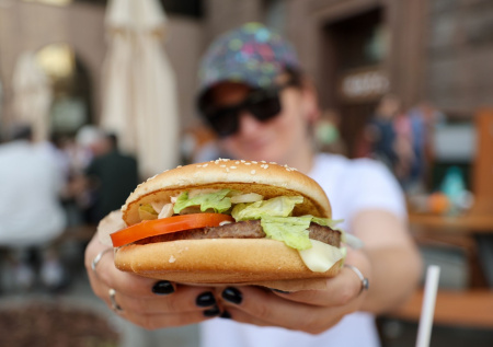 На Украине случилась потасовка при раздаче бесплатных бургеров