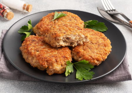 В школьной столовой во Владивостоке детей накормили котлетами с тараканами