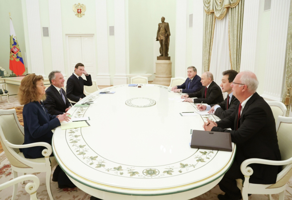 Президент РФ Владимир Путин и спецпосланник президента США Стив Уиткофф (второй слева) во время встречи. Третий слева: зять президента США Джаред Кушнер. Справа: генеральный директор Российского фонда прямых инвестиций Кирилл Дмитриев