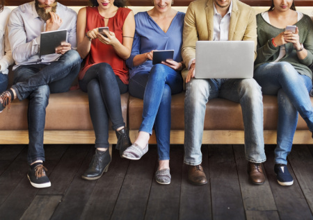 Невролог рассказала, с чем связана привычка трясти ногой