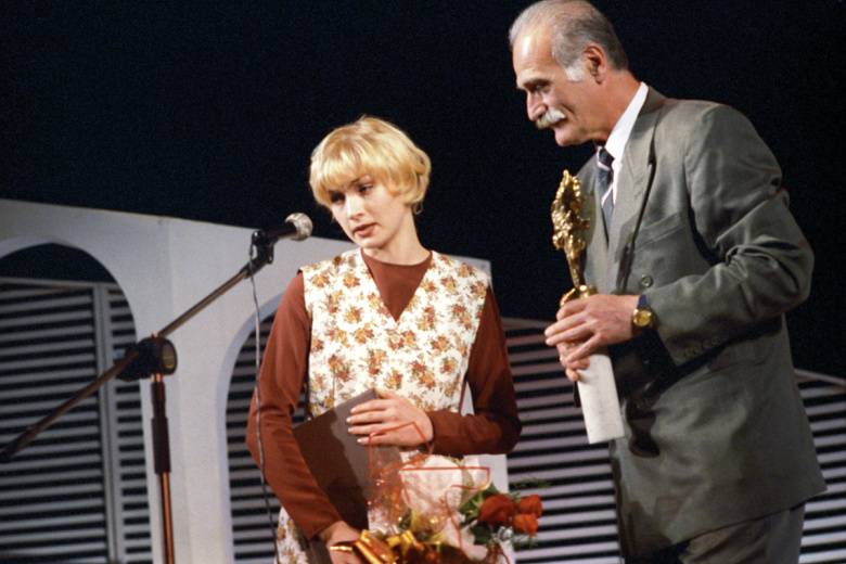 Председатель жюри грузинский актер Кахи Давидович Кавсадзе вручает актрисе Ксении Качалиной приз за лучшую главную роль