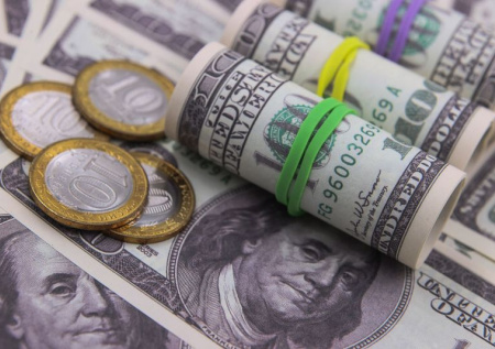 На дне: доллар рухнул, что будет с курсом рубля перед Новым годом