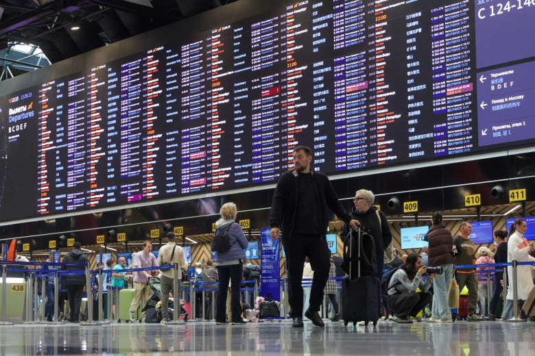 Пассажиры у стоек регистрации на рейсы в зале ожидания