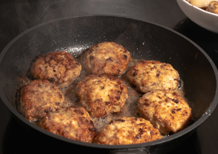 Как спасти уже обжаренные пересоленные котлеты без переделки фарша: простые домашние хитрости, которые действительно работают