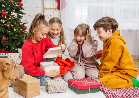 Что подарить на Новый год детям разных возрастов: 10+ идей