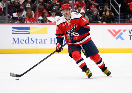 Овечкин остановил команду, чтобы пожать руку сопернику