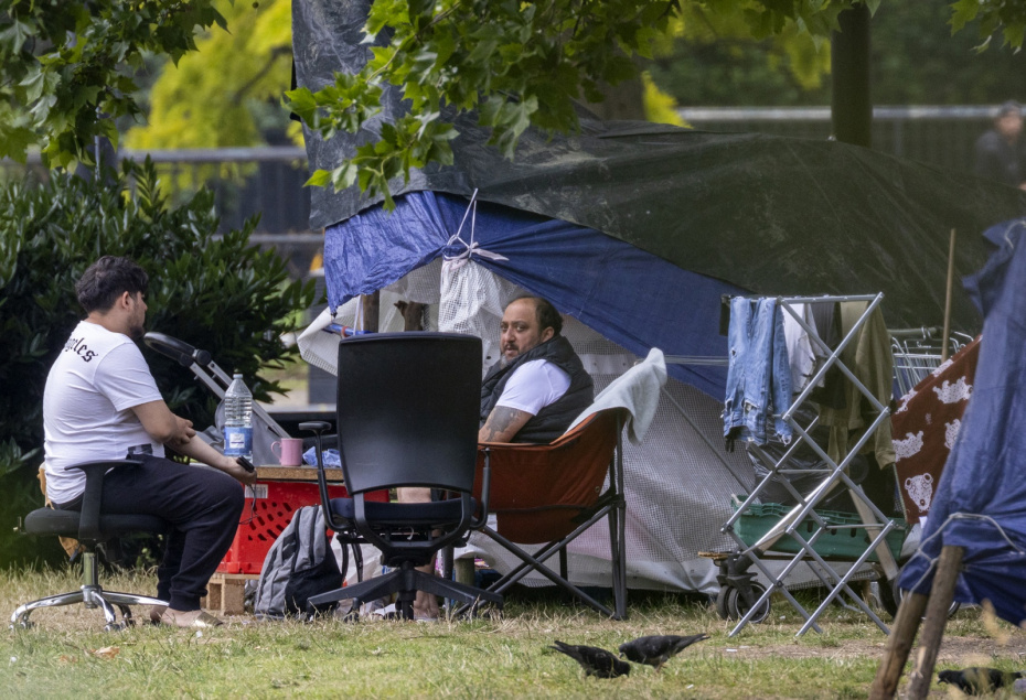 Мигранты разбили лагерь возле палаток на Парк-Лейн в центре Лондона, в районе, известном как «улица миллиардеров»