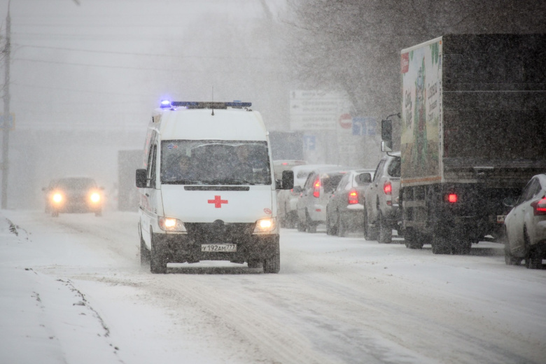Что делать, если человек уснул на морозе — пройти мимо или вызвать скорую?