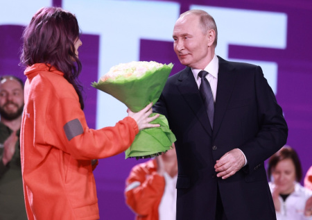 Путин наградил главного волонтера 2025 года