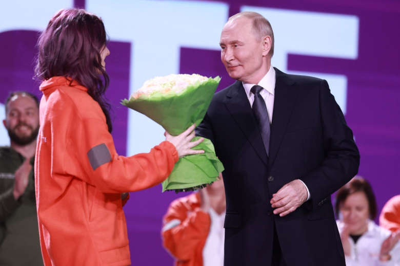 Владимир Путин с победительницей в номинации «Волонтёр года–2025» Анной Плужниковой, участницей миссии по ликвидации последствий экологической катастрофы в Анапе