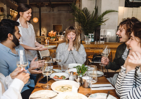 В России призвали обязать заведения предоставлять именинникам скидку 20%