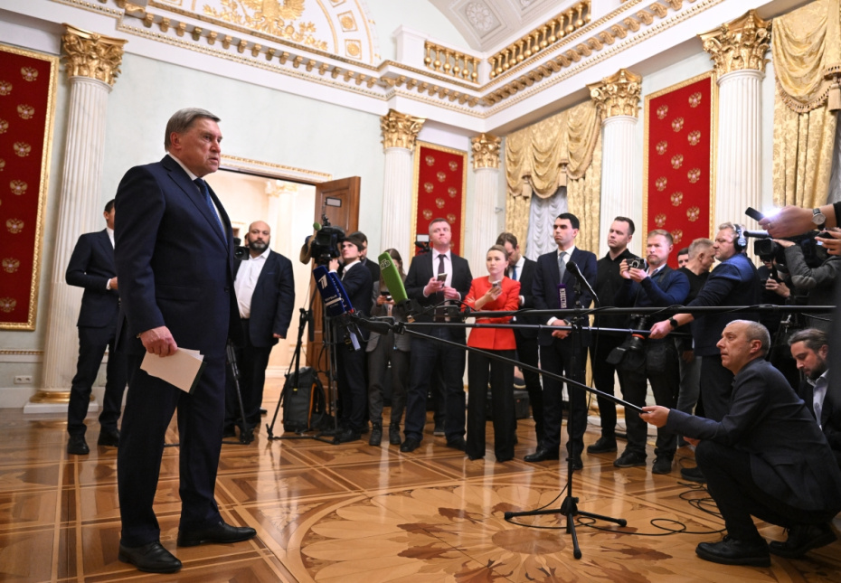 Юрий Ушаков отвечает на вопросы журналистов во время пресс-подхода после встречи президента РФ Владимира Путина и спецпосланника президента США Стивена Уиткоффа