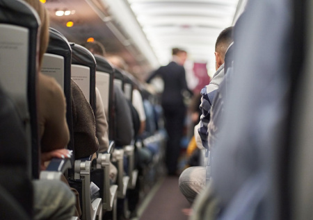 Разъяренный дебошир заставил пилотов самолета совершить экстренную посадку