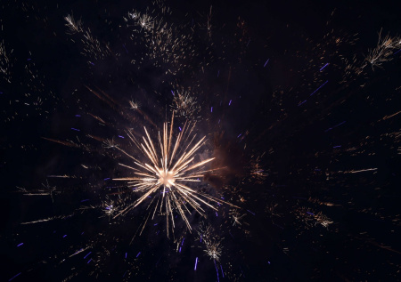 Юрист предупредил, когда за запуск салютов грозит штраф