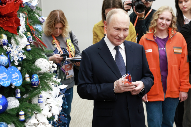 Президент РФ Владимир Путин на встрече с волонтерами