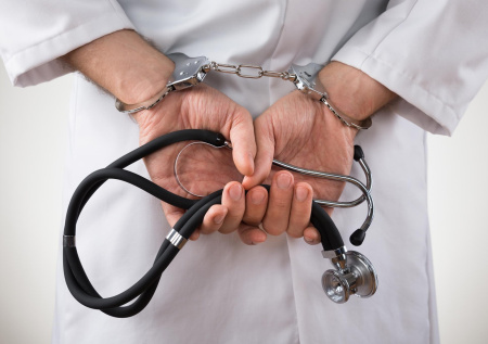 Врача осудили за скрытую съемку пациентов и насилие над ними