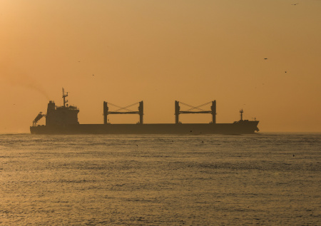 Владелец поврежденного у Сенегала танкера остановил операции с Россией