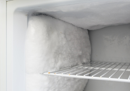 Как навсегда избавиться от наледи в морозилке без лишних затрат: простое аптечное средство создает защиту и продлевает срок службы холодильн