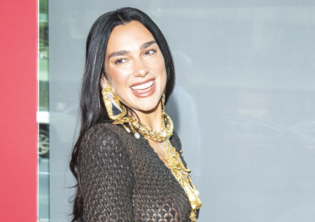 Знаменитая певица отказалась фотографироваться на Android фаната