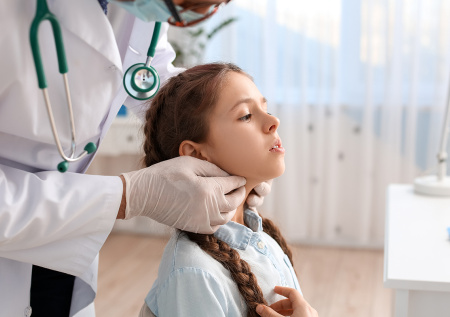 Врач ответил, нужно ли удалять миндалины детям