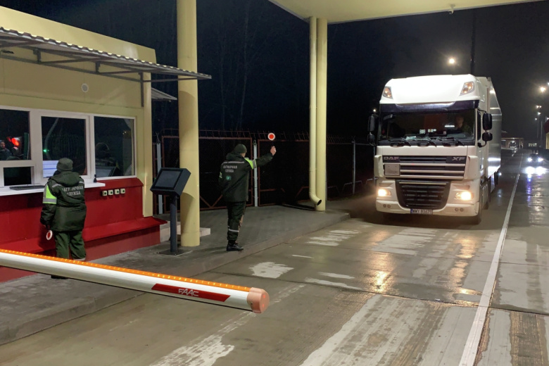 Автомобиль в международном пункте пропуска белорусско-польской границы