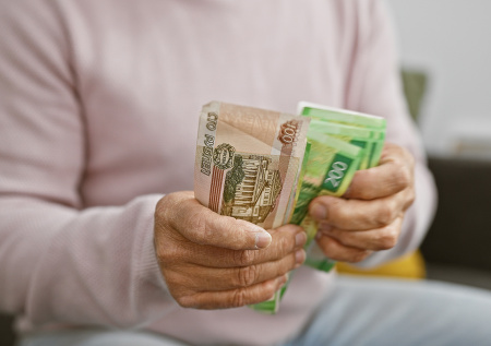 В Петербурге дроппера заставили вернуть деньги обманутой пенсионерке