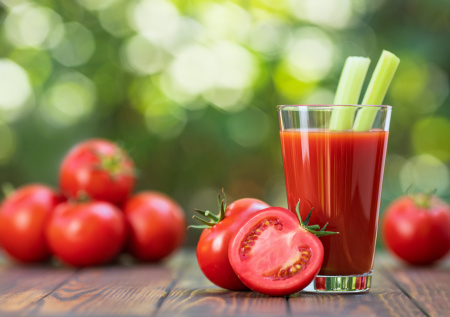 Как вернуть томатному соку тот самый вкус из детства: простой совет из СССР, который преобразит даже магазинный напиток