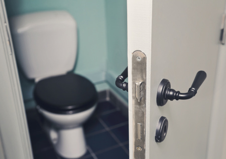 В Москве мужчина застрял в унитазе и вызвал спасателей