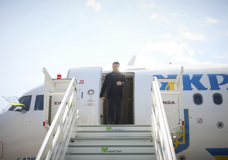 Таинственные дроны заметили около самолета Зеленского в Ирландии