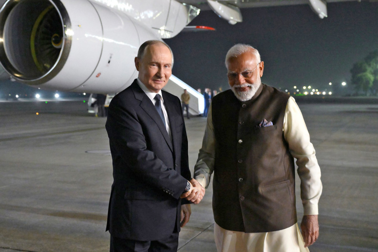 Президент РФ Владимир Путин и премьер-министр Индии Нарендра Моди на авиабазе ВВС Индии Палам