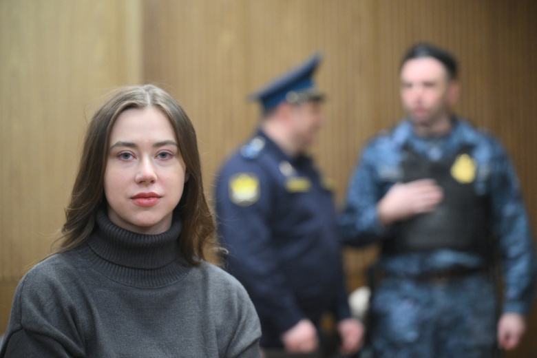 Блогер Александра Митрошина перед началом заседания в Тверском районном суде в Москве