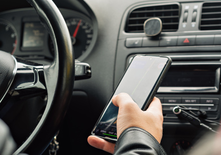 Психолог дала советы, как отучить себя пользоваться смартфоном за рулем