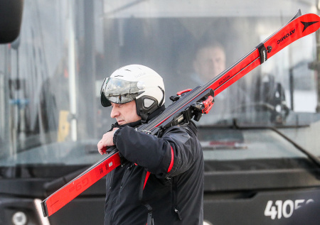 Юрист раскрыл, чем грозит перевозка лыж без чехла в общественном транспорте