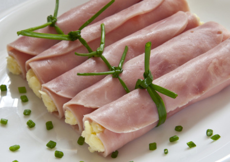 Ветчина, сыр, яйцо — сворачиваю рулетики. Проще и эффектнее оливье! Секрет идеальной закуски за 10 минут