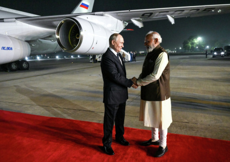 Появились кадры встречи Путина и Моди у трапа самолета