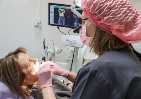 Стоматолог назвал идеальный возраст для удаления зубов мудрости