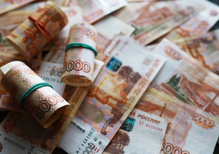 В Екатеринбурге суд оштрафовал налоговика на 3 млн рублей за взятки