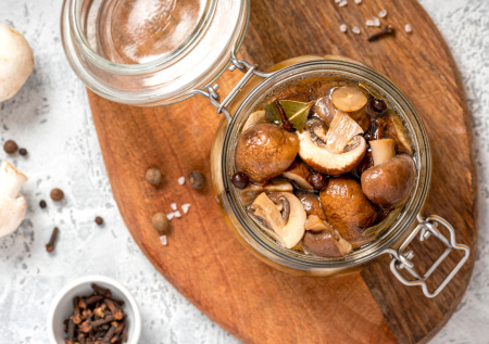 Готовим 30 декабря — едим на Новый год: маринованные шампиньоны с укропом и чесноком