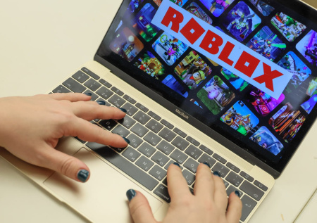 Родителям назвали действия в случае истерики ребенка из-за запрета Roblox
