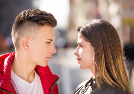 Психолог объяснила, почему молодежи не хватает времени на отношения