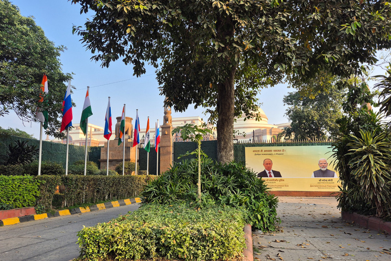 Фотографии президента РФ Путина и премьер-министра Индии Моди у Хайдерабадского дворца