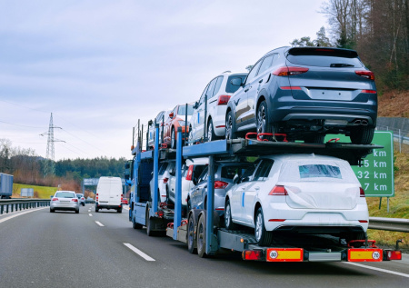 Россияне ввезли небывалое количество машин из-за нового утильсбора