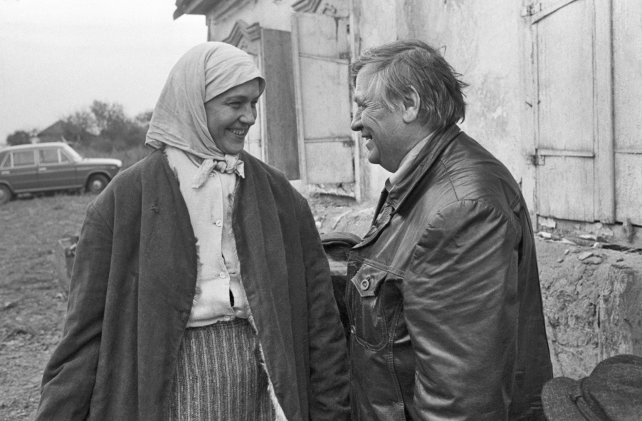 Нина Ивановна Русланова и Михаил Николаевич Алексеев в перерывах между съемками фильма «Хлеб — имя существительное»