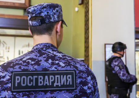 Столичные росгвардейцы поймали напавшего на студентов мужчину