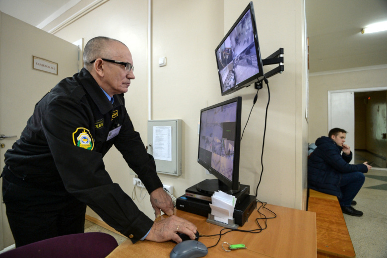 Сотрудник службы безопасности в школе