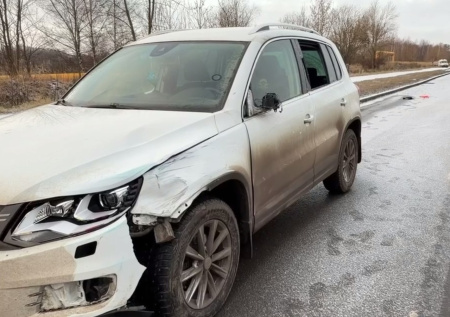 Пожилой мужчина угодил под три машины и не выжил